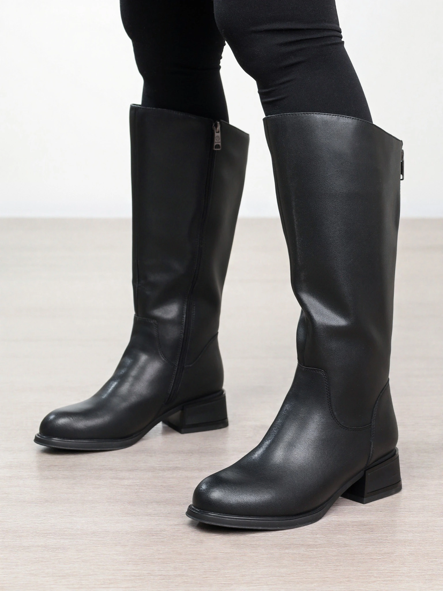 Сапоги черного цвета на высоком широком каблуке